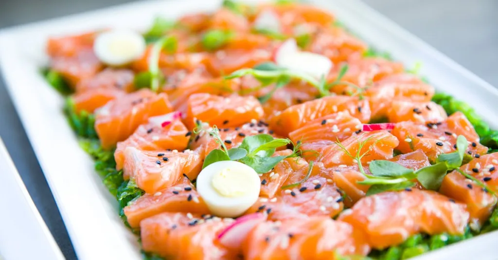 découvrez notre recette facile de gravlax, un saumon mariné à l'aneth, parfait pour une entrée raffinée et savoureuse.