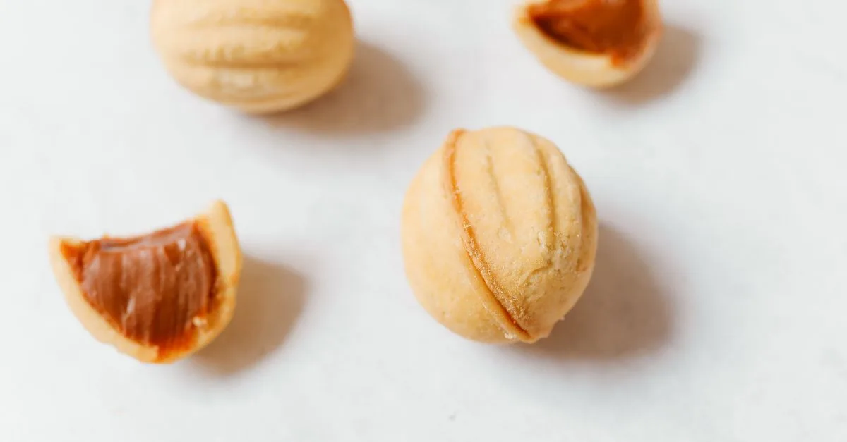 découvrez nos délicieuses madeleines artisanales, moelleuses et savoureuses, parfaites pour accompagner vos pauses gourmandes.